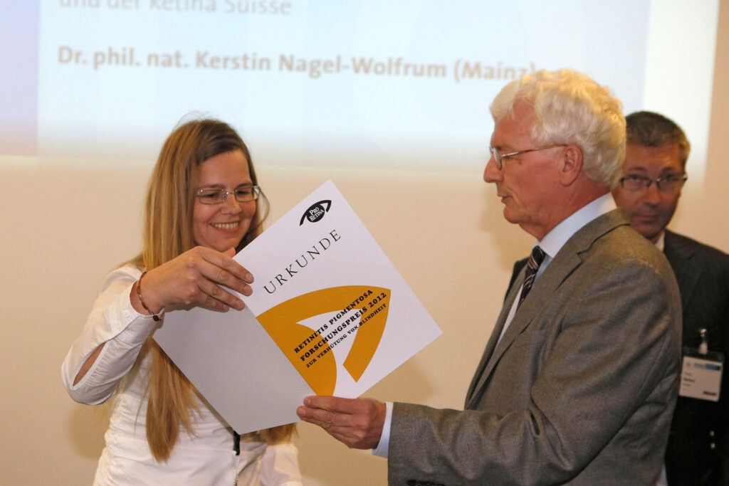 Übergabe der Urkunde an Dr. Kerstin Nagel-Wolfrum durch Prof. Dr. Klaus-Peter Steuhl, Präsident der Deutschen Ophthalmologischen Gesellschaft (Foto/©: Stefan Zeitz / Deutsche Ophthalmologische Gesellschaft)