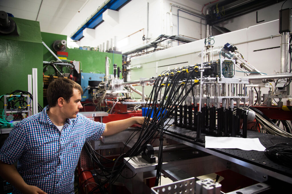 Die dünnen Pixelchips und ein Teil des Auslesesystems für das neue Mu3e-Experiment werden am Mainzer Teilchenbeschleuniger MAMI getestet. (Foto/©: Niklaus Berger)