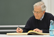 Noam Chomsky trägt sich ins Goldene Buch der JGU ein. (Bild in Originalgröße)