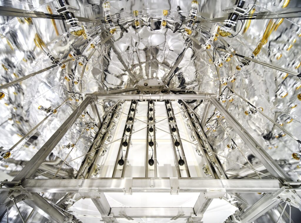 Blick ins Innere des XENONnT-Detektors (Foto/©: E. Sacchetti / XENON Collaboration)