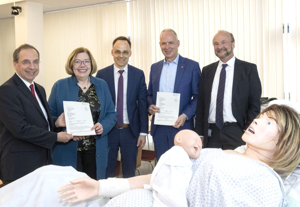 (v.l.) Prof. Dr. Norbert Pfeiffer, Medizinischer Vorstand der Universitätsmedizin Mainz, Marion Hahn, Pflegevorstand der Universitätsmedizin Mainz, Staatssekretär Dr. Denis Alt, JGU-Präsident Prof. Dr. Georg Krausch und Prof. Dr. Ulrich Förstermann, Wissenschaftlicher Vorstand der Universitätsmedizin Mainz (Foto: Peter Pulkowski)