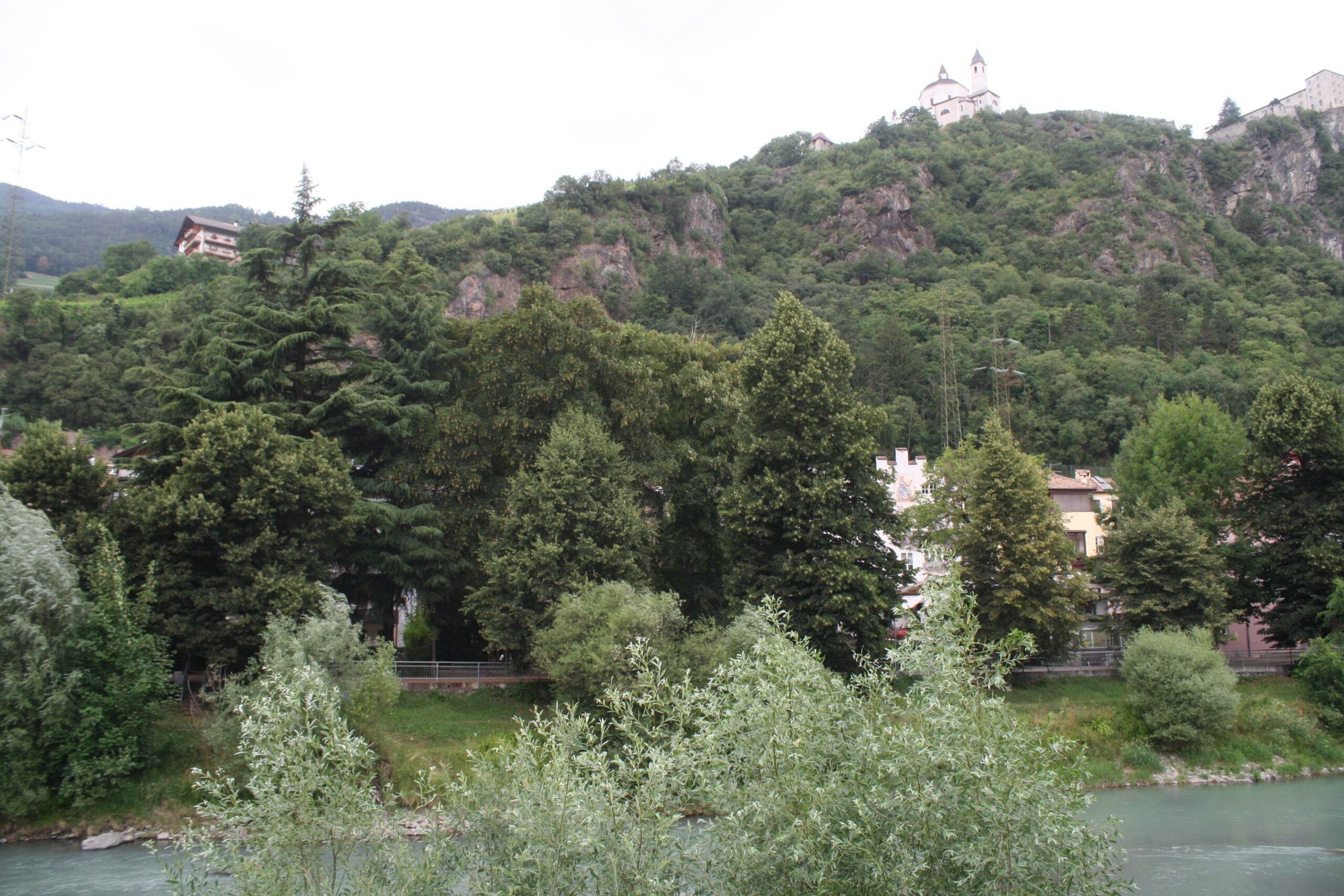 Der Burgberg von Säben, nahe der Stadt Klausen im Eisacktal in Südtirol gelegen, hier in der Ansicht von Osten: Das Benediktinerinnenkloster auf der Kuppe des Berges steht seit 2021 leer. (Foto/©: Hans-Peter Kuhnen)