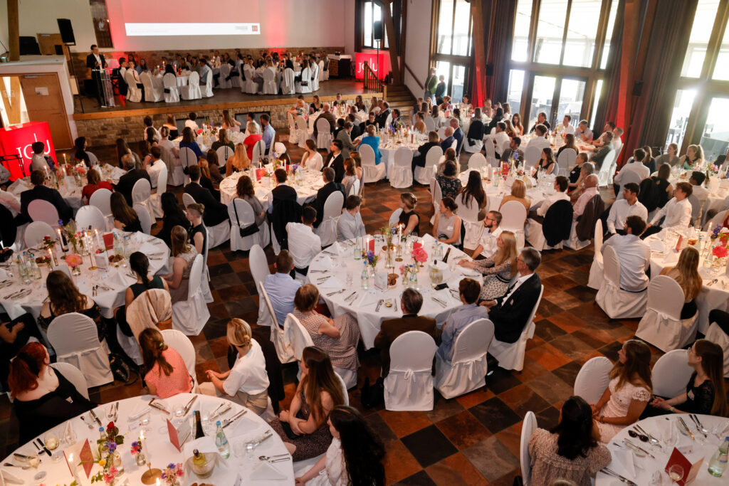 Das jährliche Deutschlandstipendium-Dinner der JGU bietet Förderinnen und Förderern sowie Stipendiatinnen und Stipendiaten die Gelegenheit, sich persönlich kennenzulernen und miteinander ins Gespräch zu kommen. (Foto: Stefan F. Sämmer)