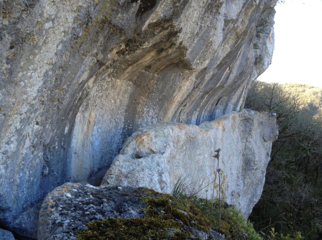 Der Aquäduktkanal von Divona wurde über weite Strecken in den Fels geschlagen. (Foto/©: Cees Passchier)