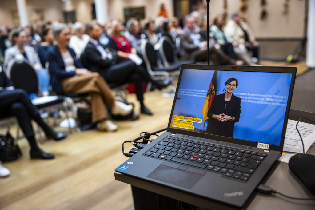 Zur Prädikatverleihung am 19. Oktober 2023 war auch Bettina Stark-Watzinger, Bundesministerin für Bildung und Forschung, für ein Grußwort zugeschaltet. (Foto/©: Sarah Rauch / TOTAL E-QUALITY Deutschland e. V.)
