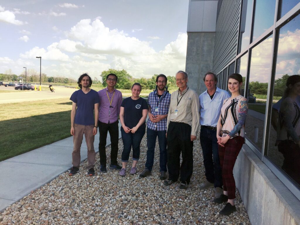 Martin Fertl (4.v.l.) mit Kollegen der früheren Arbeitsgruppe aus Seattle neben der Halle des Myon g-2 Experiments am Fermilab
(Foto/©: privat)
