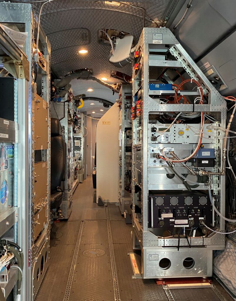 Blick ins Innere von HALO: Die speziell entwickelten Geräte kombinieren innovative Fernerkundungsmethoden mit hochgenauen lokalen Messungen am Flugzeug. (Foto/©: Martin Riese / Forschungszentrum Jülich)