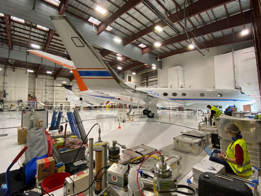Vorbereitungen für den ersten Messflug über den Pazifik: Das Forschungsflugzeug HALO im Hangar in Anchorage in Alaska. (Foto/©: Martin Riese / Forschungszentrum Jülich)