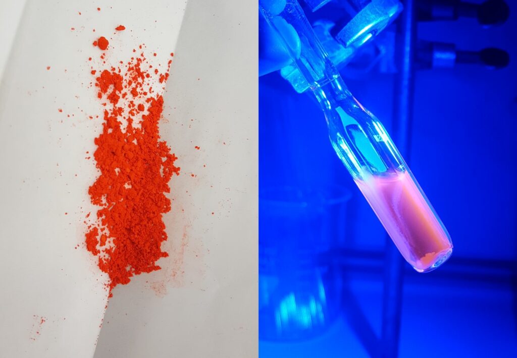 Der Molybdänkomplex ist ein roter Feststoff (links). In Lösung zeigt er unter Bestrahlung mit blauem Licht eine rote Lumineszenz (rechts). (Foto/©: Winald Kitzmann)