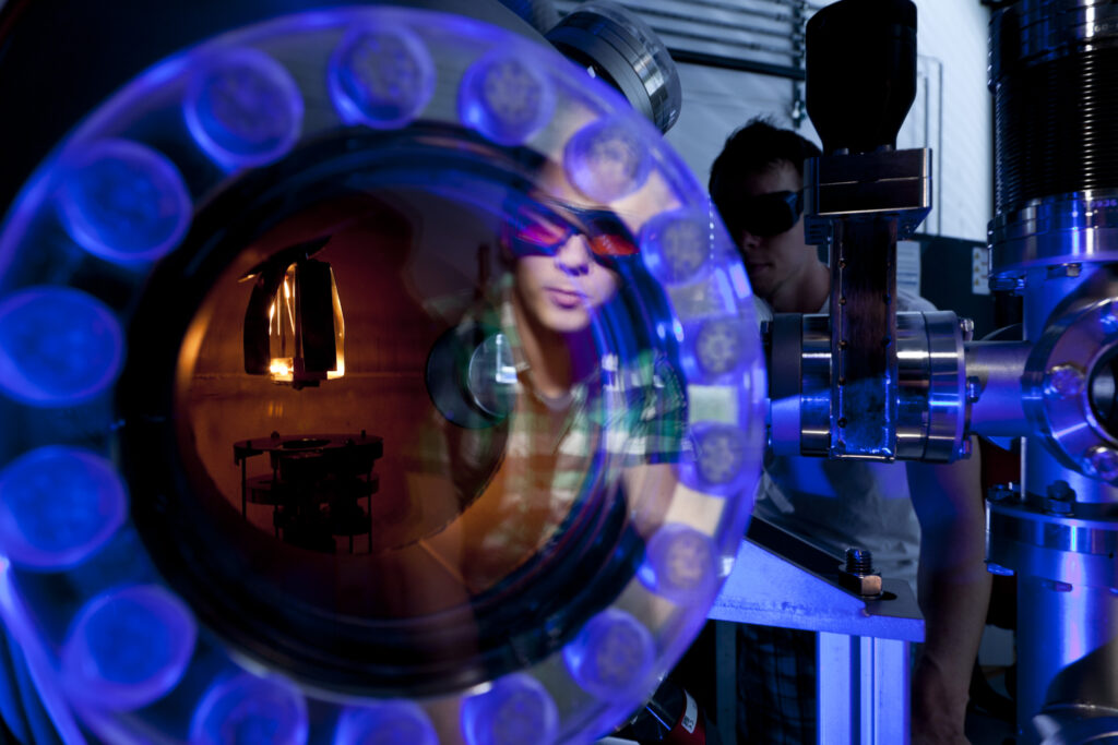 Herstellung von altermagnetischen Materialien mit Laserablation (Foto/©: Eric Lichtenscheidt)