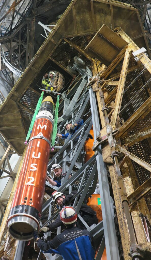 Nutzlast der Höhenforschungsrakete MAIUS-2 bei der Installation in den Skylark-Tower, aus dem der Start erfolgt ist. (Foto/©: MAIUS Mission)