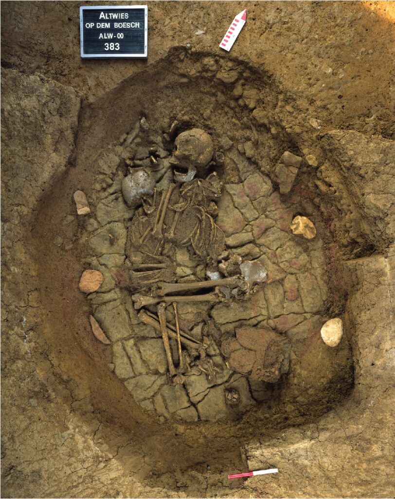 Skelettreste einer Erwachsenen und eines Kindes aus Altwies "Op dem Boesch" (Foto/©: Foni Le Brun-Ricalens, Institut National de Recherches Archéologiques, Luxemburg)
