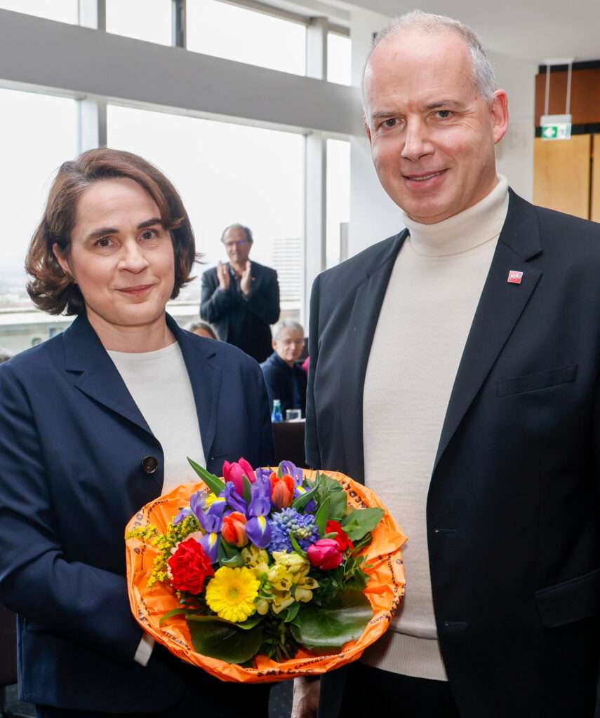 Prof. Dr. Georg Krausch gratuliert Dr. Kerstin Burck zur Wahl zur Kanzlerin der Johannes Gutenberg-Universität Mainz. (Foto: Stefan F. Sämmer)