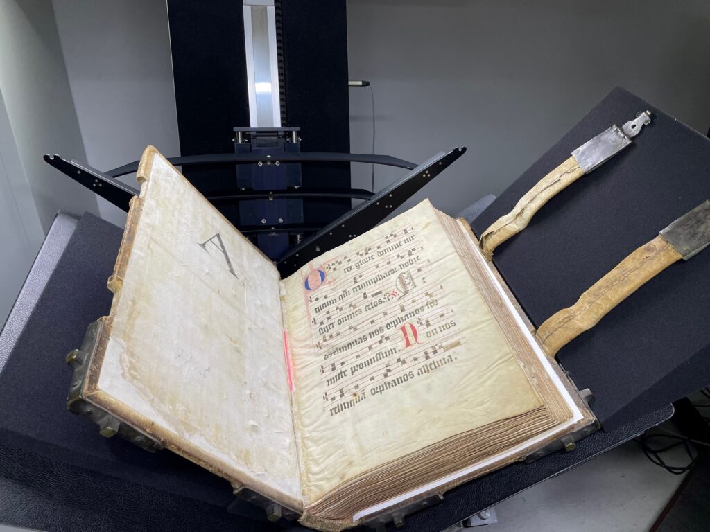 Unter anderem wird das Chorbuch der Karmeliter aus dem Dommuseum Mainz (Signatur B 330 C, CC0) in der Universitätsbibliothek Mainz digitalisiert. (Foto/©: Christian George / UB Mainz)