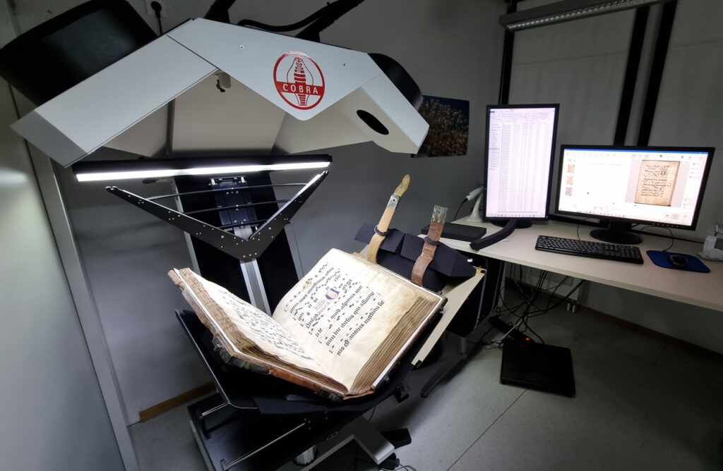 Der Cobra-Scanner ist Teil einer Digitalisierungsstation in der UB Mainz, an der die Scans geprüft und nachbearbeitet werden. (Foto/©: Larissa Arlt / UB Mainz)