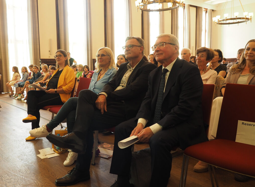 Festakt zur Verleihung des Goldenen Pinsels 2024 an der Johannes Gutenberg-Universität Mainz: (1. Reihe, v.l.) Dr. Anke Vogel, Fredrika Wikland, Herbert Werder, Anton Pärn, dahinter Silke Weitendorf (Verlagsgruppe Oetinger). (Foto/©: Eva Heuser)