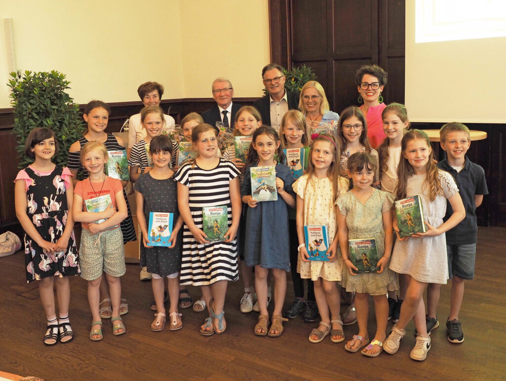 Der Kinderchor der katholischen Kirchengemeinde St. Cosmas u. Damian (Gau-Algesheim) unter Leitung von Marina Herrmann hat den Festakt musikalisch begleitet; (letzte Reihe, v.l.) Silke Weitendorf, Anton Pärn, Herbert Werder, Fredrika Wikland und Nina Dulleck. (Foto/©: Eva Heuser)