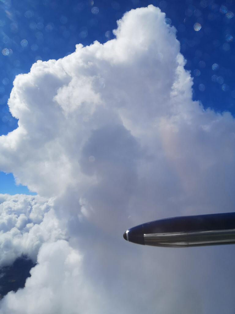 Learjet-Flugzeugflügel vor Quellwolken. Die Untersuchung von Aerosol- und Eispartikeln gehört zu den Forschungszielen der TPEx-Kampagne. (Foto: Philipp Joppe)