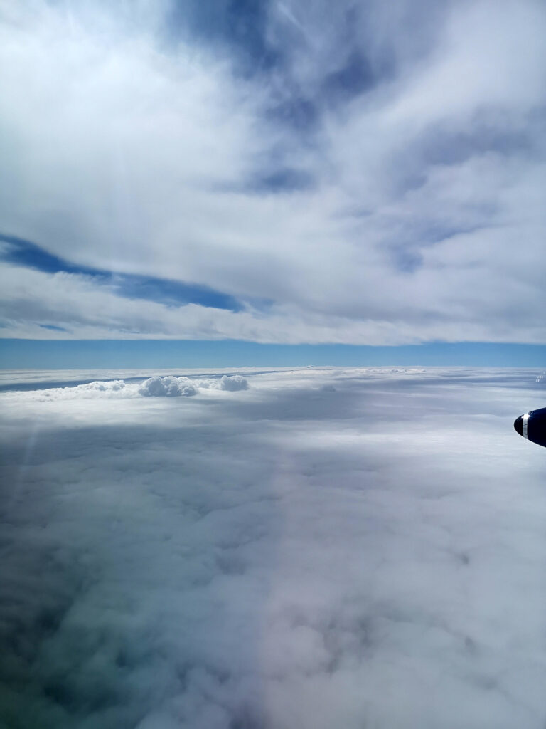 Blick aus dem Flugzeug zwischen zwei Wolkenschichten. Hier können durch den neuartigen Messansatz gleichzeitig Daten innerhalb und oberhalb der Wolken gewonnen werden. (Foto: Philipp Joppe)