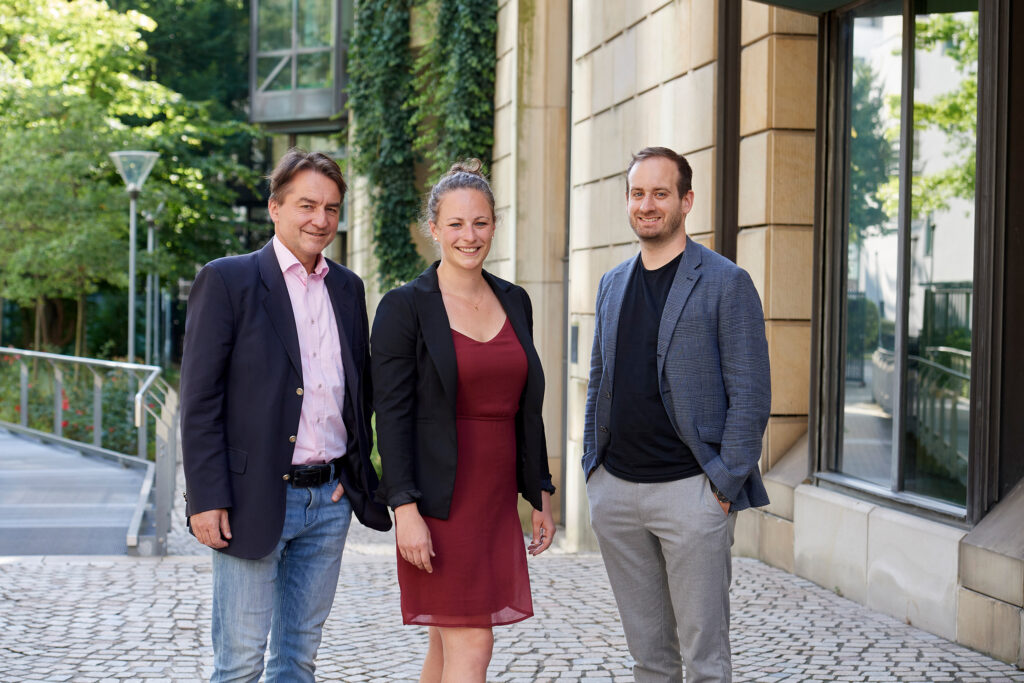 (v.l.) Prof. Dr. Holger Frey, Dr. Rebecca Matthes und Dr. Philip Dreier (Foto/©: Nathalie Zimmermann)