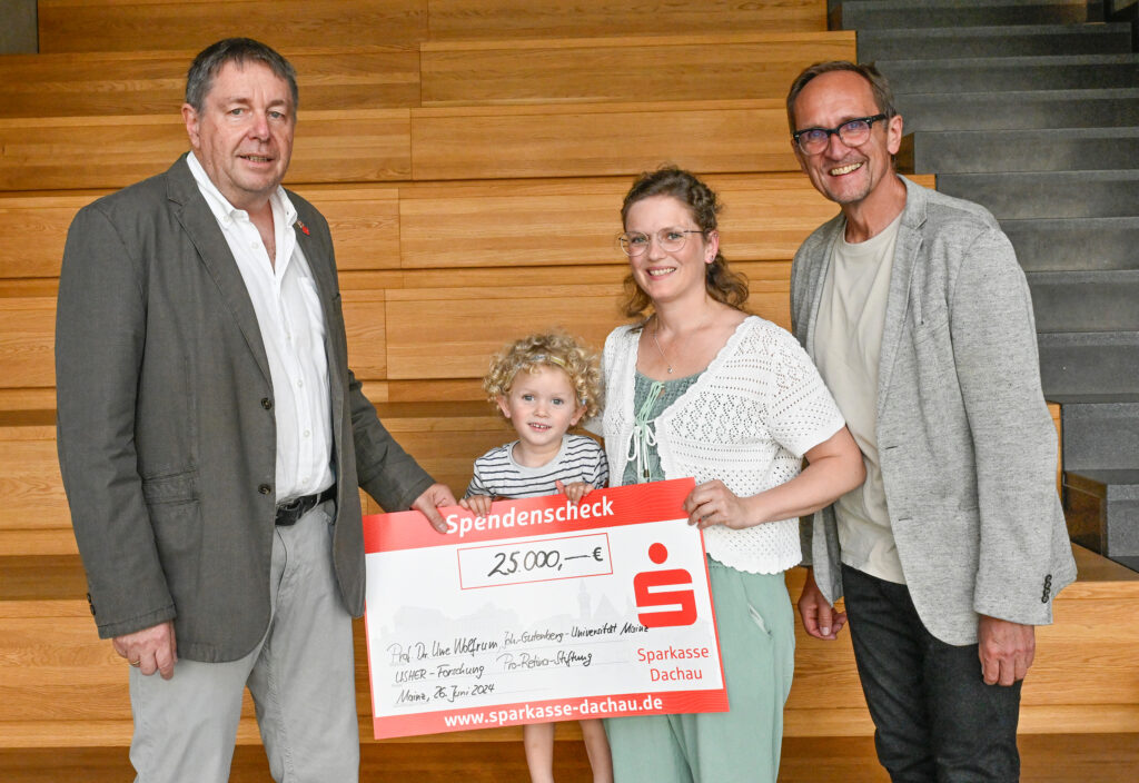 Übergabe des Spendenschecks: (v.l.) Prof. Dr. Uwe Wolfrum, Matti mit seiner Mama Sabrina Breitenbach, und Reinhard Rubow von der Pro Retina-Stiftung (Foto: Peter Pulkowski)