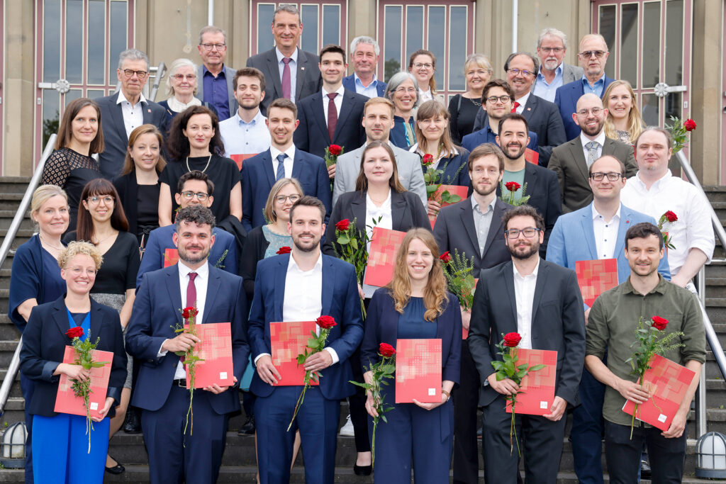 Preisträger*innen des DIES ACADEMICUS 2024 mit Förder*innen, Vertretern des Präsidiums der JGU, Vertreter*innen des GNK sowie Betreuer*innen von ausgezeichneten Dissertationen (Foto: Stefan F. Sämmer)