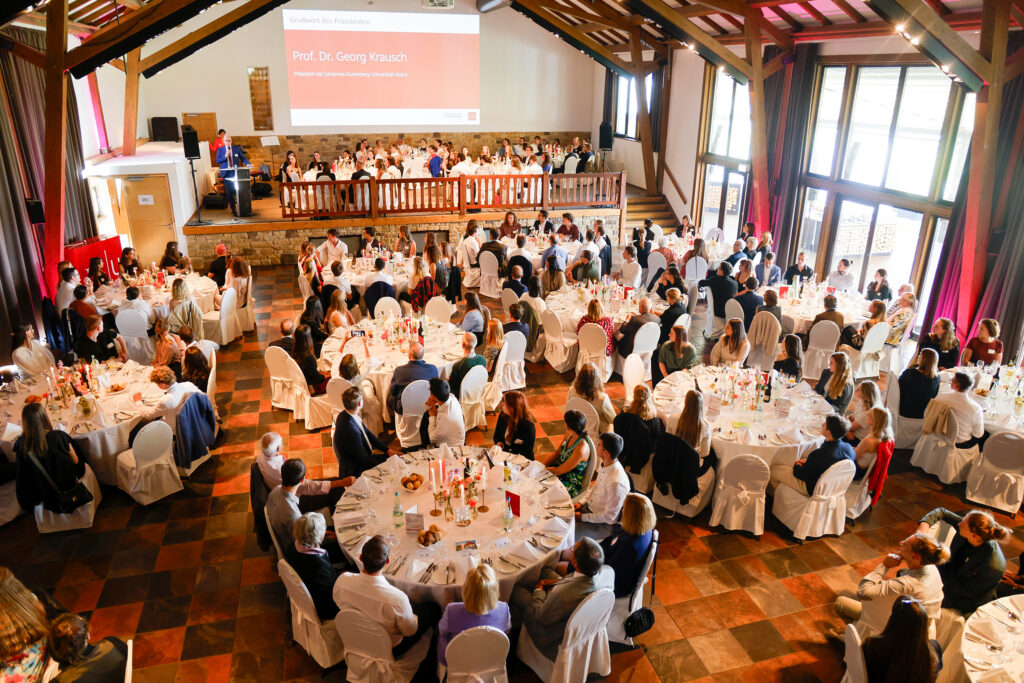 Das jährliche Deutschlandstipendium-Dinner der JGU bietet Förderinnen und Förderern sowie Stipendiatinnen und Stipendiaten die Gelegenheit, sich persönlich kennenzulernen und mitei-nander ins Gespräch zu kommen. (Foto: Stefan F. Sämmer)