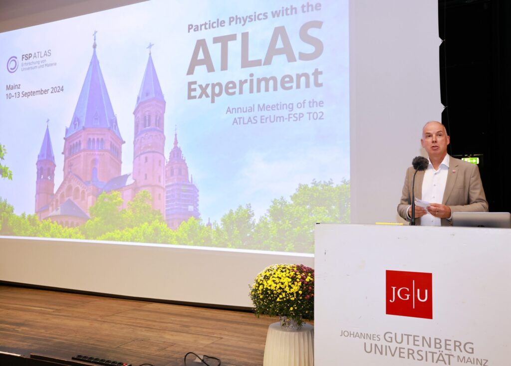 JGU-Präsident Prof. Dr. Georg Krausch begrüßt die Teilnehmenden des Jahrestreffens 2024 des ATLAS-Forschungsschwerpunkts auf dem Gutenberg-Campus. (Foto: Bernd Eßling)