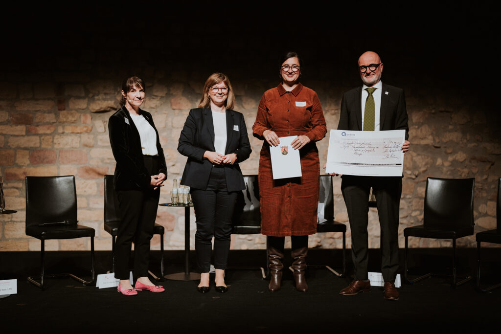 (v.l.) Juliane Maier-Scheunemann (Apothekerin und Mitglied des Vorstands der Landesapothekerkammer Rheinland-Pfalz), Nicole Steingaß (Staatssekretärin im Ministerium für Wissenschaft und Gesundheit), Prof. Dr. Kristina Friedland (IPBW, Johannes Gutenberg-Universität Mainz) und Pharmazierat Peter Stahl (Präsident der Landesapothekerkammer Rheinland-Pfalz) bei der symbolischen Scheckübergabe zur Projektförderung auf dem Hambacher Schloss (Foto/©: Lars May / Landesapothekerkammer Rheinland-Pfalz)