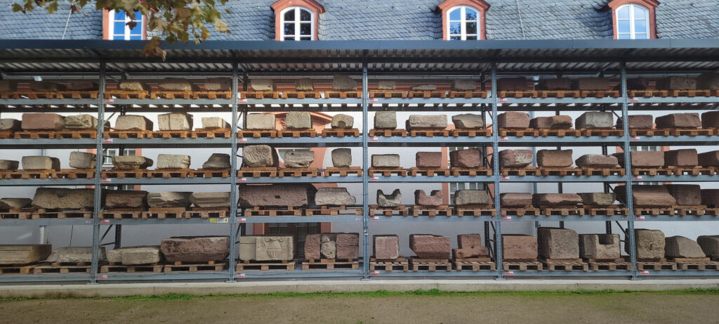 Regal mit Baugliedern aus den Stadtmauergrabungen der letzten zwei Jahrzehnte im Landesmuseum Mainz (Foto/©: Max Adam)