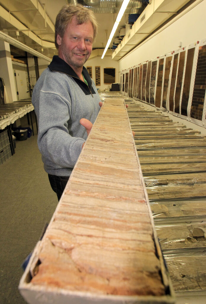 Prof. Dr. Frank Sirocko mit einem Bohrkern des ELSA-Archivs (Foto: Stefan F. Sämmer)