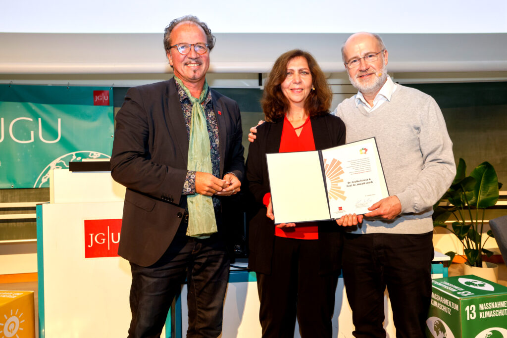 Verleihung des Gutenberg-Zukunfts-Award 2024: JGU-Vizepräsident Prof. Dr. Stephan Jolie (l.) mit Prof. Dr. Harald Lesch und Dr. Cecilia Scorza (Foto: Stefan F. Sämmer)