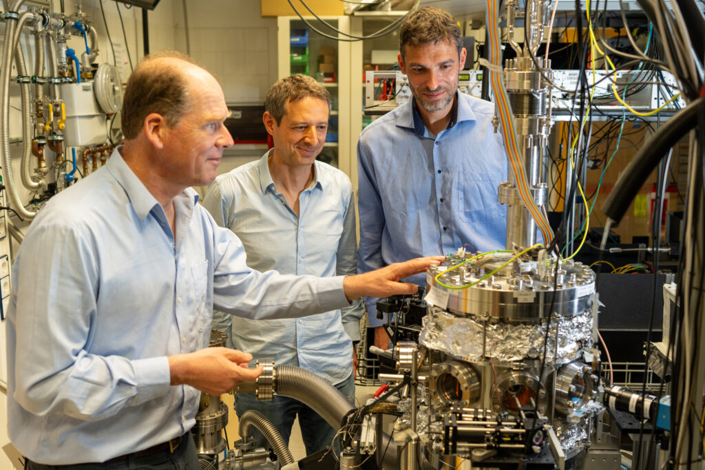 Ionenexperiment im Labor der AG Schmidt-Kaler an der JGU (v.l.): Ferdinand Schmidt-Kaler von der JGU, Markus Hennrich von der Universität Stockholm, Igor Lesanovsky von der Universität Tübingen (Foto/©: M. Hennrich)