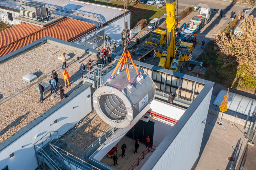 Der 21 Tonnen schwere Magnet für den neuen Mainzer Teilchenbeschleuniger MESA wird durch das Dach des Centrums für Fundamentale Physik in die unterirdische Halle in zehn Metern Tiefe eingebracht. (Foto/©: Twain Wegner)