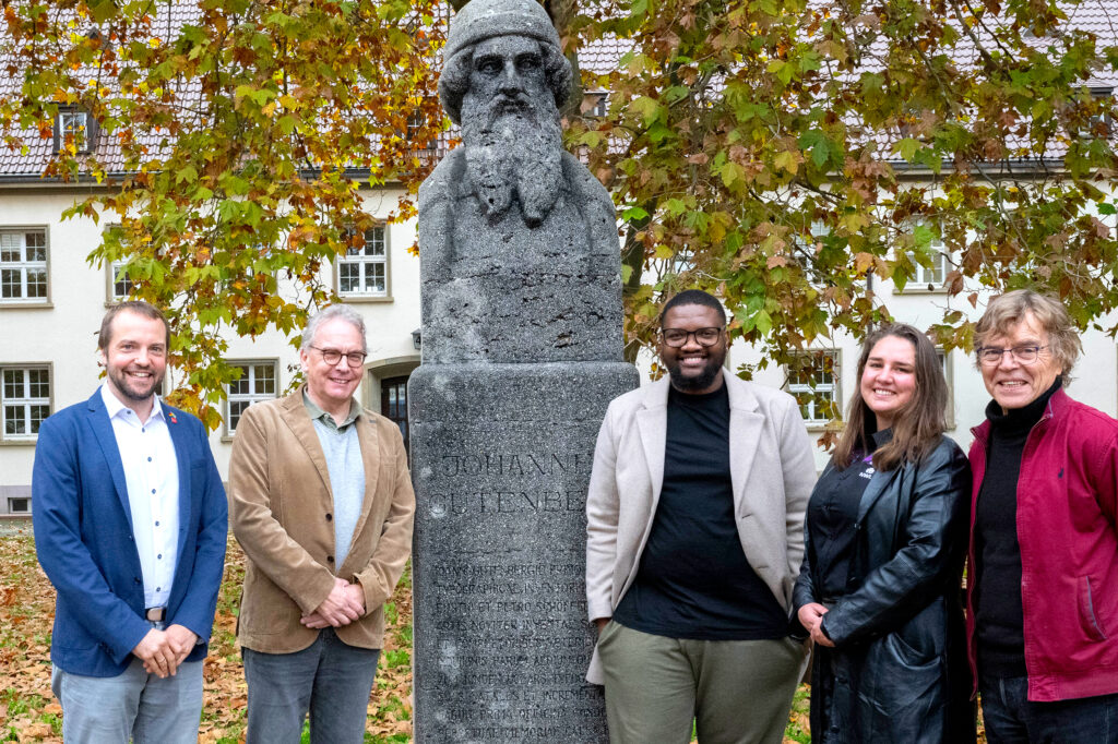 (v.r.) Prof. Johann Tempelhof, Bronwynn van Tonder und Njabulo Mthembu von der North-West University in Südafrika gemeinsam mit Prof. Dr. Jörg Rogge vom Historischen Seminar der JGU und Dr. Markus Häfer, Leiter der Abteilung Internationales (Foto: Peter Pulkowski)