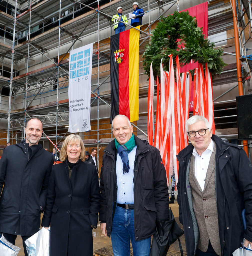 (v.l.) Wissenschaftsminister Clemens Hoch, Finanz- und Bauministerin Doris Ahnen, JGU-Präsident Prof. Dr. Georg Krausch und LBB-Geschäftsführer Holger Basten (Foto/©: Stefan F. Sämmer / LBB)