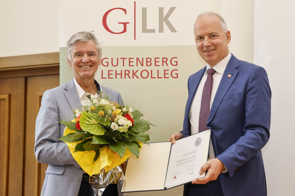 Prof. Dr. h.c. John Hattie (l.) wird von JGU-Präsident Prof. Dr. Georg Krausch mit dem Gutenberg Teaching Award ausgezeichnet. (Foto/©: Stefan F. Sämmer)