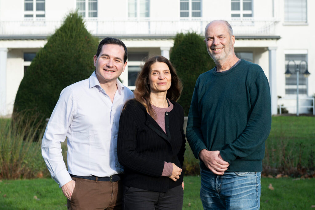 InteReg-Sprecherin Prof. Dr. Claire Jacob und die beiden Co-Sprecher Prof. Dr. Andreas Walther (l.) und Prof. Dr. Ari Waisman (r.) (Foto/©: Dominik Gruszczyk)