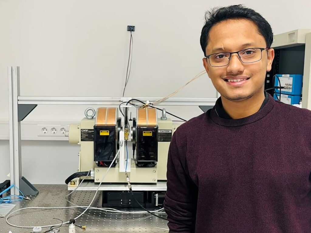 Ashish Moharana, Doktorand in der Arbeitsgruppe von Prof. Dr. Angela Wittmann, vor dem Versuchsaufbau (Foto/©: Shaktiranjan Mohanty)