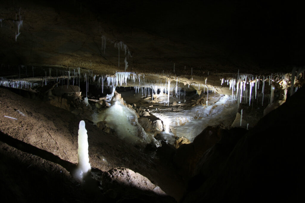 Blick in die Herbstlabyrinth-Höhle (Foto/©: Ingo Dorsten, Speläologische Arbeitsgemeinschaft Hessen e.V.)