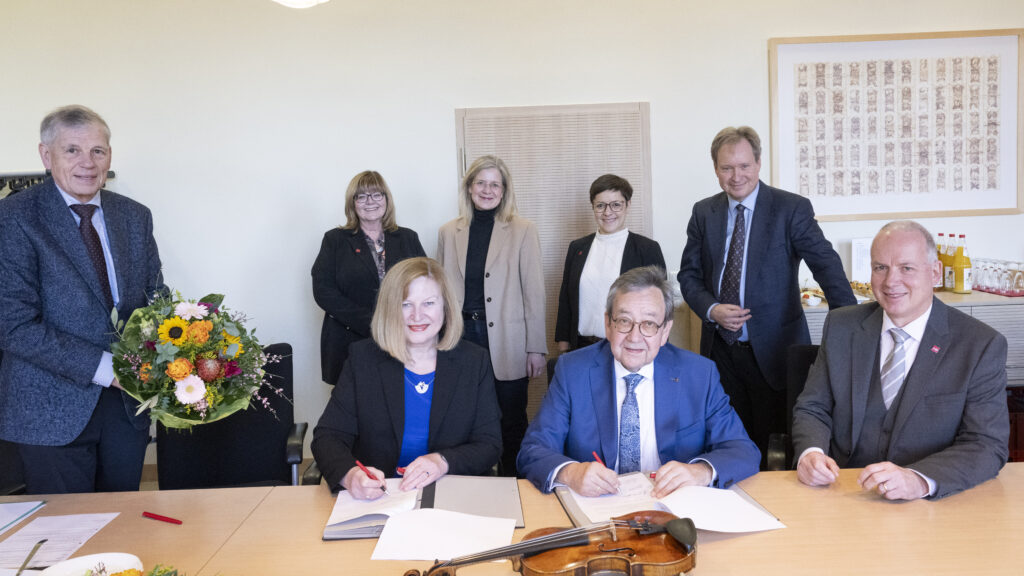 Unter dem Dach der Johannes Gutenberg-Universitätsstiftung wurde der Andreas Gepp und Anne Strube Stiftungsfonds neu errichtet: (vorne v. l.) Dr. Ullrich Fechner, Vorstandsvorsitzender der JGU-Stiftung, Stifterin Anne Strube, Stifter Andreas Gepp, Prof. Dr. Georg Krausch, Präsident der JGU; (hinten v. l.) Dr. Kristina Pfarr, Geschäftsführerin der JGU-Stiftung und Leiterin Universitätsförderung, Dr. Carolin Lauer, Geschäftsführerin der Hochschule für Musik, Prof. Dr. Valerie Krupp, Rektorin der Hochschule für Musik, Prof. Benjamin Bergmann, Abteilung Streichinstrumente der Hochschule für Musik. (Foto: Peter Pulkowski)