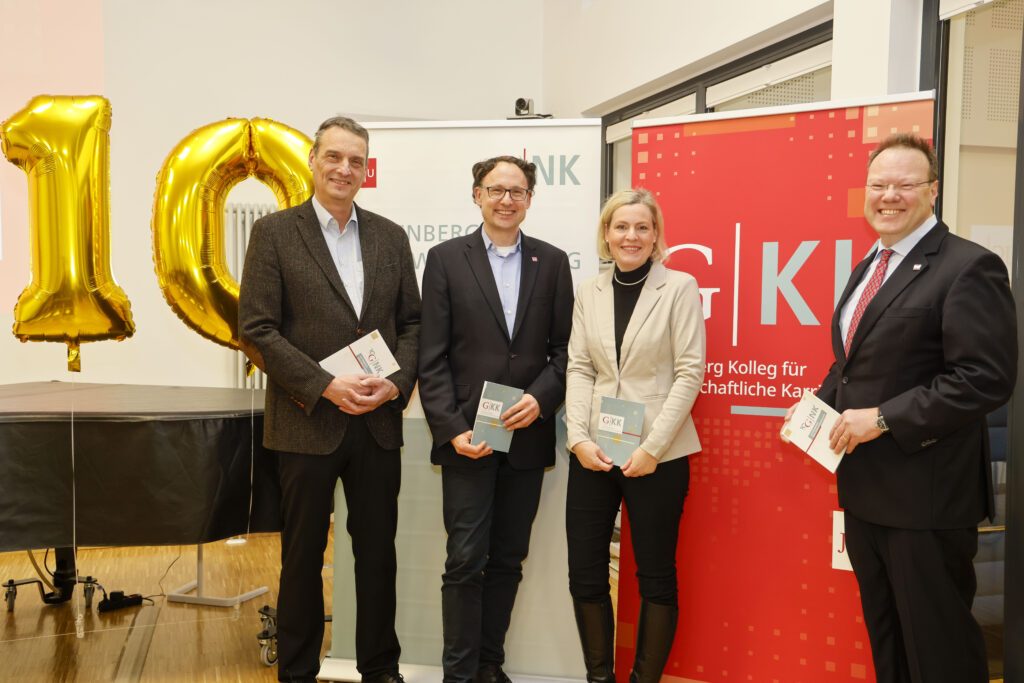 Auf der Feier zum zehnjährigen Jubiläum des Gutenberg Nachwuchskollegs (v.l.): JGU-Vizepräsident Prof. Dr. Stefan Müller-Stach; Prof. Dr. Mathias Kläui, erster GNK-Direktor; Prof. Dr. Julia Weinmann-Menke, aktuelle GNK-/GKK-Direktorin; Prof. Dr. Ulrich Volp, dritter GNK-Direktor (Foto: Stefan F. Sämmer)