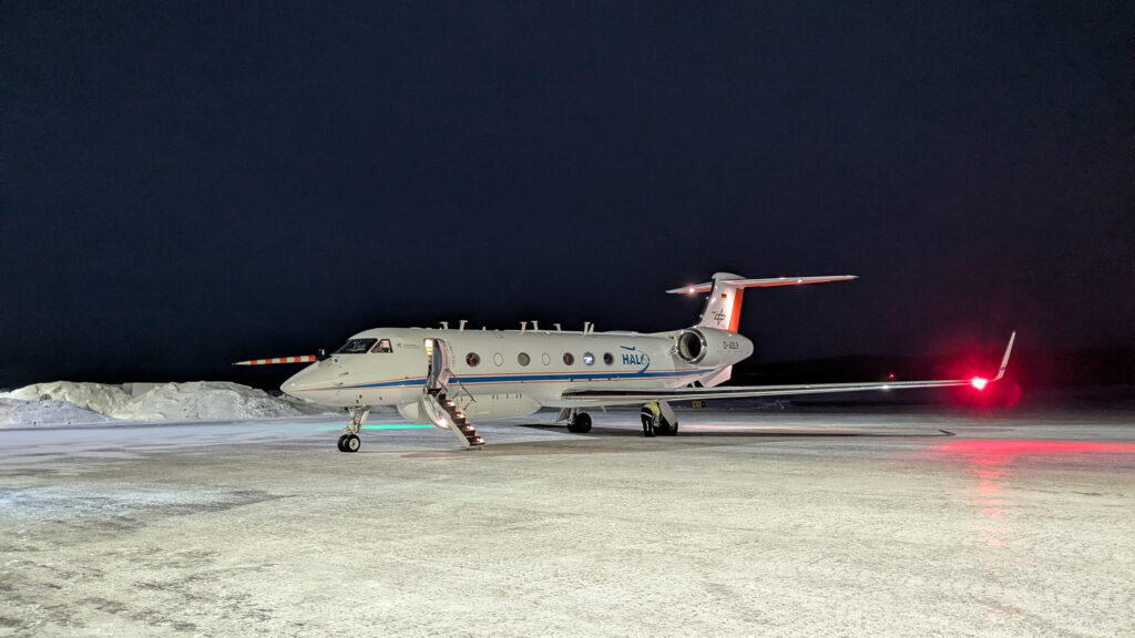 Das Forschungsflugzeug HALO bei der Ankunft im nordschwedischen Kiruna. An der Rumpfunterseite das vom KIT und Forschungszentrum Jülich entwickelte und betriebene Instrument GLORIA. (Foto/©: Sören Johansson / KIT)