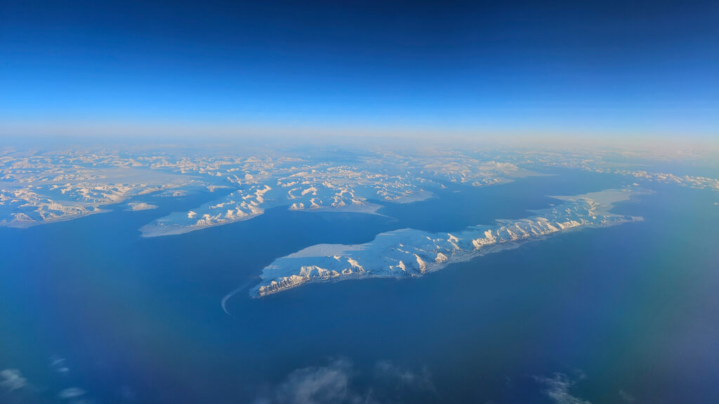 Ausblick beim Forschungsflug mit HALO am 4. März 2025 in die Arktis über Spitzbergen in rund 13 Kilometern Höhe (Foto/©: Thomas Gulde / KIT) 