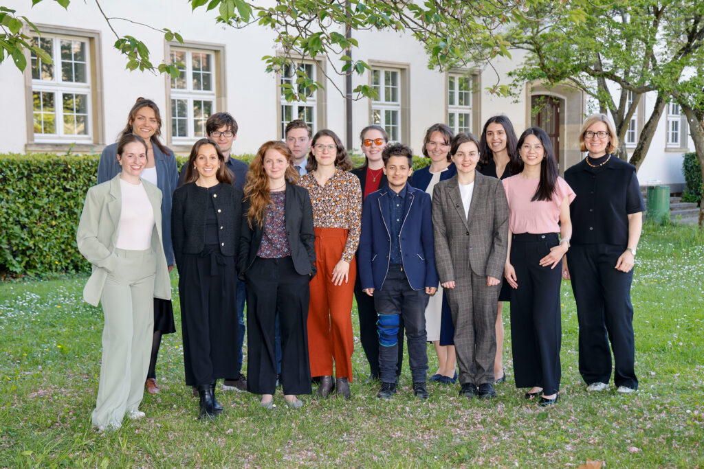 Aufnahme der Juniormitglieder 2025 ins Gutenberg Academy Fellows Program: (1. Reihe, v.l.) Lea Voigt, Josephine Ionfrida, Franziska Zmatlik, Marie Schlosser, Dean Hodapp, Ekaterina Esenkova, My Phung Khuu und Prof. Dr. Stefanie Acquavella-Rauch, Seniorsprecherin des GAFP ; (2. Reihe, v.l.) Carolin Jessusek, Juniorsprecherin des GAFP, Samuel Ulbricht, Maximilian Nikolaus Braun, Susanna Maria Wakely, Leonie Jungen und Julia Brechtel, Juniorsprecherin des GAFP (Foto: Stefan F. Sämmer)
