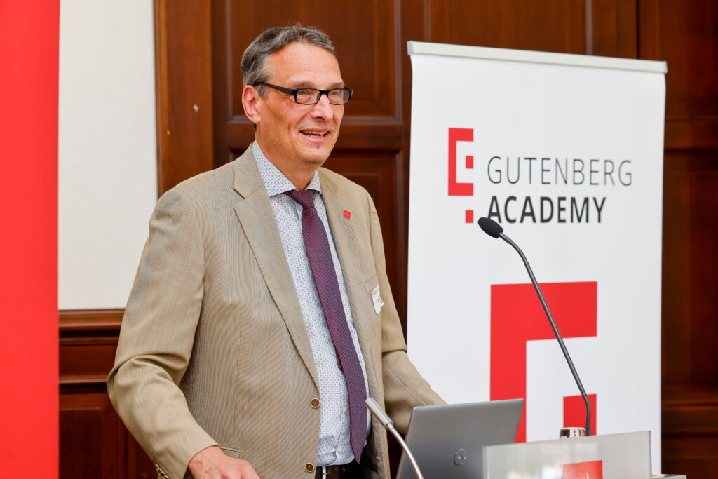 Der Vizepräsident für Forschung und wissenschaftlichen Nachwuchs der JGU, Prof. Dr. Stefan Müller-Stach, bei der Eröffnung der Gutenberg Academy (Foto: Stefan F. Sämmer)