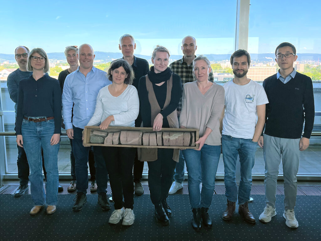 Kick-off-Meeting des TRIGGER-Projekts auf dem Gutenberg-Campus: (v.l.) Dr. Hagen Deckert (igem), Prof. Dr. Miriam Christina Reiss (JGU), Prof. Dr. Virginia Toy (JGU), Prof. Dr. Boris Kaus (JGU), Dr. Eva Wellmann (MaP), Prof. Dr. Jörg Renner (RUB), Manuela Richter (Projektträger Jülich), Dr. Stephen Michalchuk (JGU), Dr. Joyce Schmatz (MaP), Dr. Hugo Dominguez Carranza (JGU) und Dr. Min Zhang (RUB) (Foto/©: Valentin Koßmann / TRIGGER)