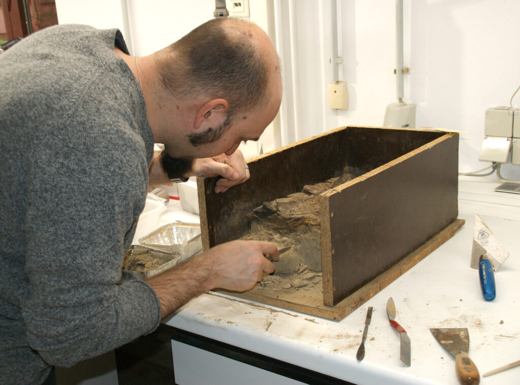 Archäolog*innen des LEIZA und der JGU haben gemeinsam mit weiteren Expert*innen erstmals Altersdatierungen direkt aus der Fundschicht der Schöninger Speere vorgelegt. (Foto/©: Aritza Villaluenga)