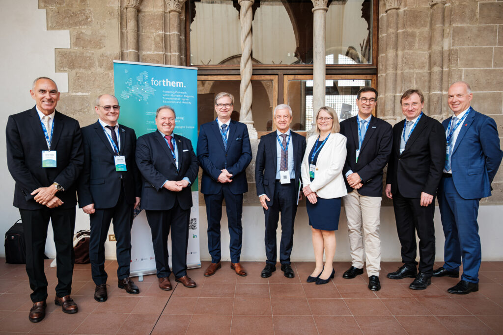 FORTHEM Presidency Meeting 2025: (v.l.) Prof. Dr. Carles Padilla Carmona (València), Prof. Dr. Sever-Gabriel Racz (Sibiu), Prof. Dr. Jacek Lipok (Opole), Prof. Dr. Jari Ojala (Jyväskylä), Prof. Dr. Massimo Midiri (Palermo), Prof. Dr. Sunniva Whittaker (Agder), Prof. Dr. Vincent Thomas (Dijon), Prof. Dr. Gundars Bērziņš (Riga) und Prof. Dr. Georg Krausch (Mainz) (© FORTHEM)