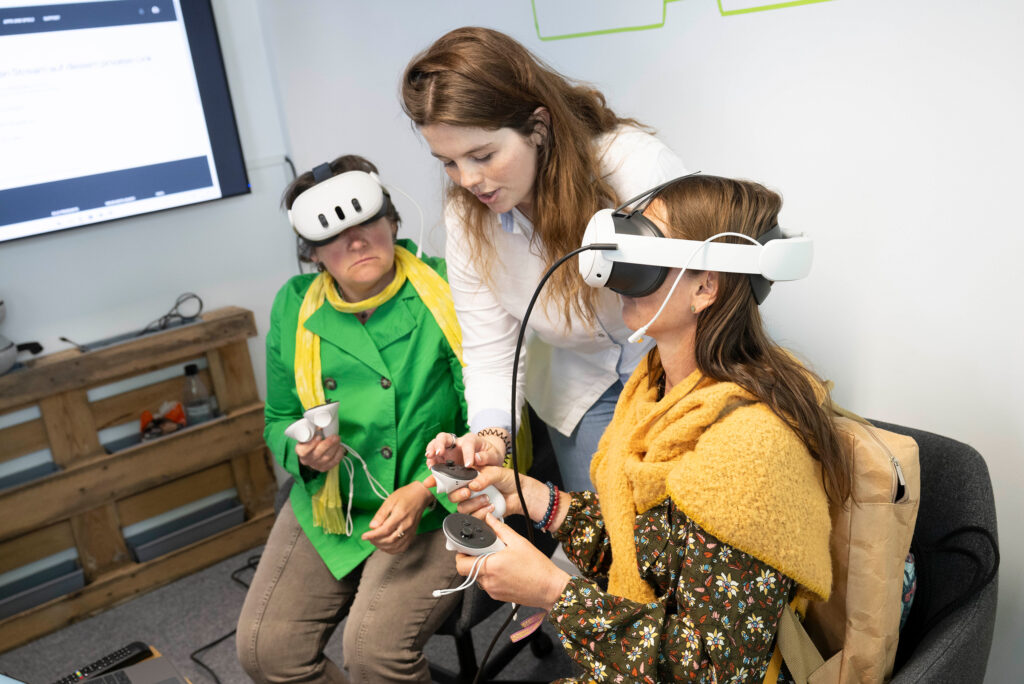 Ausprobieren einer virtuellen Lernumgebung im DigiLab (Foto: Peter Pulkowski)